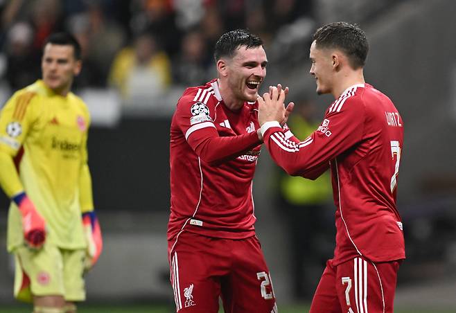 리버풀의 플로리안 비르츠(오른쪽)가 프랑크부르트전 로버트슨과 기뻐하고 있다. AP연합뉴스