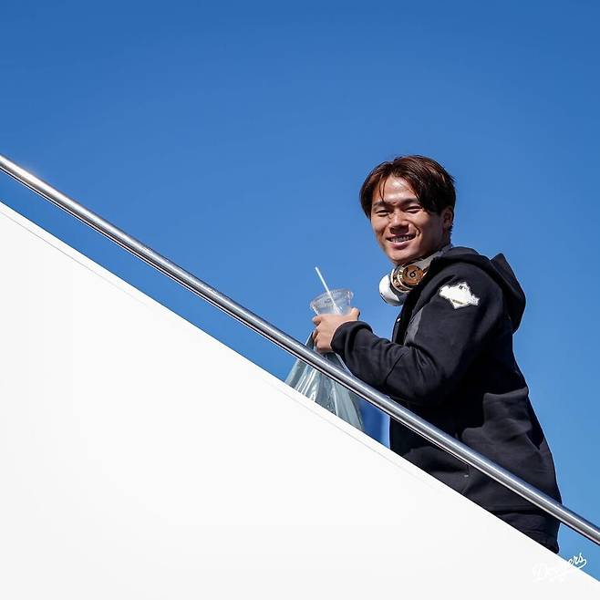 ▲ LA 다저스 야마모토 요시노부가 구단 전용기에 탑승하고 있다. ⓒLA 다저스 SNS