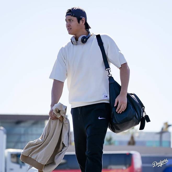 ▲ LA 다저스 오타니 쇼헤이가 구단 전용기에 탑승하기 위해 걸어가고 있다. ⓒLA 다저스 SNS