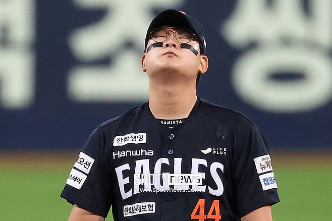 ▲ 플레이오프 4차전에서 4-1로 앞선 6회 통한의 동점 3점 홈런을 맞은 김서현 ⓒ곽혜미 기자