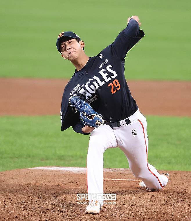 ▲ 22일 플레이오프 4차전에서 악몽과 같은 6회를 보낸 한화 영건 황준서 ⓒ곽혜미 기자