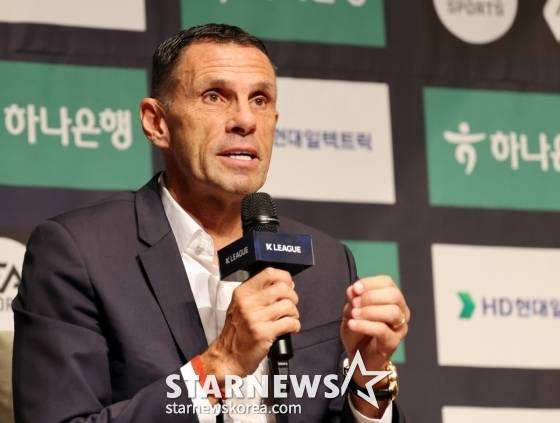 거스 포옛 감독이 지난 22일 서울 마포구 상암동 누리꿈스퀘어 3층 국제회의실에서 '하나은행 K리그1 2025 파이널라운드 미디어데이'에서 질문에 답하고 있다. /사진=강영조 선임 기자