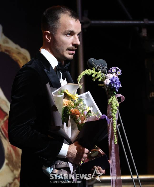 지난해 11월 열린 하나은행 K리그 2024 대상 시상식에서 K리그1 최다 득점상을 수상한 무고사(인천 유나이티드)가 수상 소감을 밝히고 있다. /사진=김진경 대기자