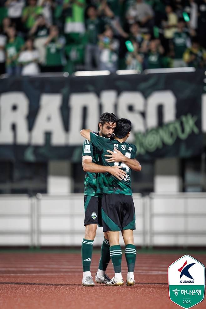 전북 현대 콤파뇨(왼쪽)와 전진우. /사진=한국프로축구연맹 제공