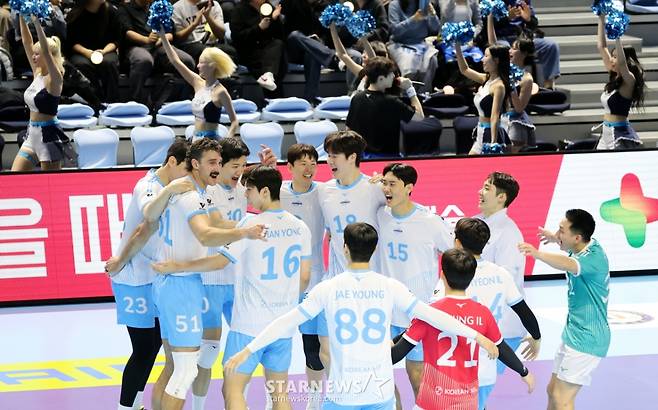 [한번에쓱]한전 3-1로 따돌리며 '승리자축하는 대한항공 선수들'