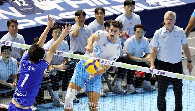 [한번에쓱]한전 3-1로 따돌리며 '승리자축하는 대한항공 선수들'