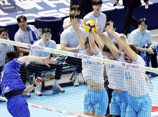 [한번에쓱]한전 3-1로 따돌리며 '승리자축하는 대한항공 선수들'