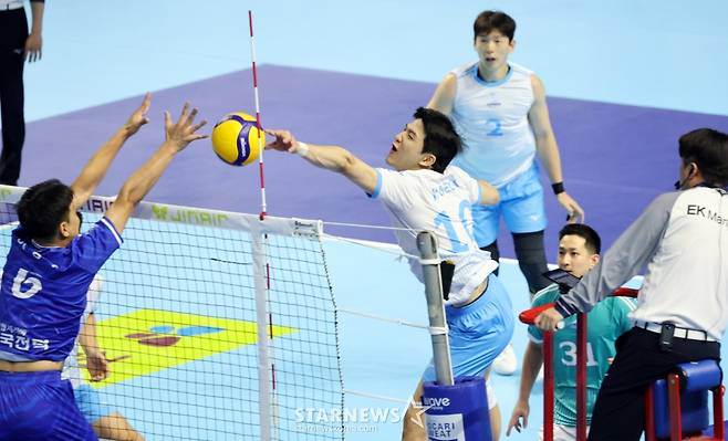 [한번에쓱]한전 3-1로 따돌리며 '승리자축하는 대한항공 선수들'