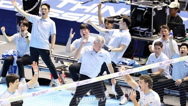 [한번에쓱]한전 3-1로 따돌리며 '승리자축하는 대한항공 선수들'