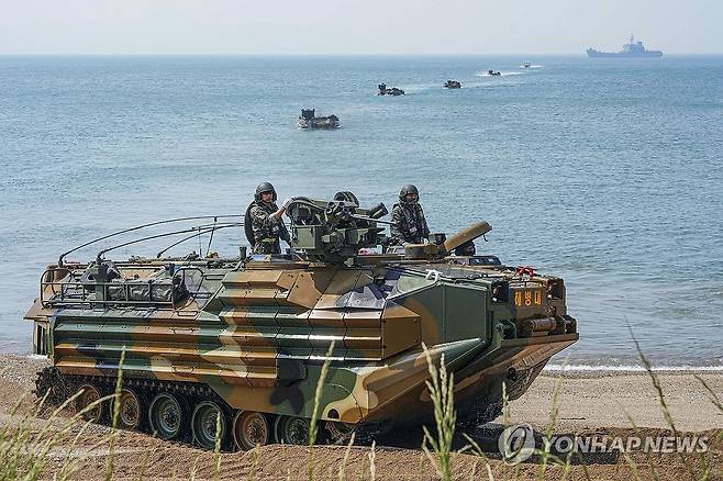 서북도서방위사령부, 전반기 합동도서방어훈련 실시 (서울=연합뉴스) 해병대 2사단 KAAV가 지난 22일 백령도 지역에서 열린 합동도서방어훈련에서 해상 증원을 위한 상륙 이후 기동하고 있다. 2025.5.23 [해병대사령부 제공. 재판매 및 DB 금지] photo@yna.co.kr