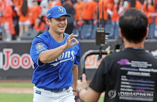최원태, '오늘 승리는 우리가' (대전=연합뉴스) 김준범 기자 = 19일 대전 한화생명 볼파크에서 열린 2025 프로야구 KBO리그 포스트시즌 플레이오프 2차전 삼성 라이온즈와 한화 이글스의 경기. 7회말 수비를 마친 삼성 최원태가 더그아웃으로 들어가며 밝은 표정을 짓고 있다. 2025.10.19 psykims@yna.co.kr