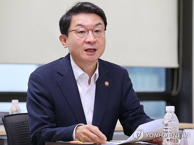 발언하는 이억원 금융위원장 (서울=연합뉴스) 이재희 기자 = 이억원 금융위원장이 23일 서울 중구 중앙서민금융통합지원센터에서 열린 정책서민금융·채무조정 현장간담회에서 발언하고 있다. 2025.10.23 scape@yna.co.kr