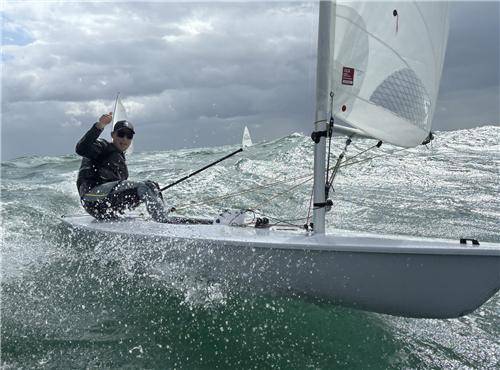 전국체전 경기 앞두고 엄지손가락 들어 보이는 '요트 전설' 하지민 [촬영 오명언]