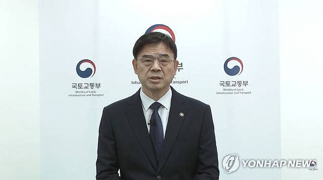 '갭투자 논란' 이상경 국토차관, 대국민 사과문 발표 (서울=연합뉴스) 전세 끼고 집을 사 이른바 '갭투자' 논란에 휩싸인 이상경 국토교통부 1차관이 23일 국토부 유튜브 계정을 통해 대국민 사과문을 발표하고 있다. 이 차관은 최근 방영된 한 유튜브 채널에서 '정부 정책을 통해 시장이 안정되면 그때 집을 사면 된다'는 취지로 발언해 논란을 일으켰다. 2025.10.23 [국토교통부 유튜브 캡처. 재판매 및 DB금지] photo@yna.co.kr