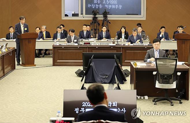 국회 정무위 국정감사 업무보고 (부산=연합뉴스) 강선배 기자 = 23일 부산 남구 부산국제금융센터(BIFC)에서 열린 국회 정무위원회의 주택금융공사, 자산관리공사, 신용보증기금에 대한 국정감사에서 한국자산관리공사 정정훈 사장이 업무보고하고 있다. 2025.10.23 sbkang@yna.co.kr