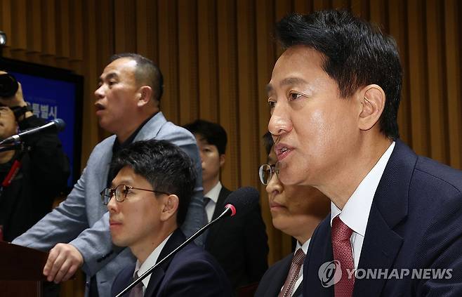 서울시청 국감에서 만난 오세훈 시장과 명태균 (서울=연합뉴스) 김인철 기자 = 오세훈 서울시장이 23일 서울 중구 서울시청에서 열린 2025년 국회 행정안전위원회 국정감사에서 의원 질의에 답하고 있다. 왼쪽은 정치 브로커 명태균 씨. 2025.10.23 yatoya@yna.co.kr