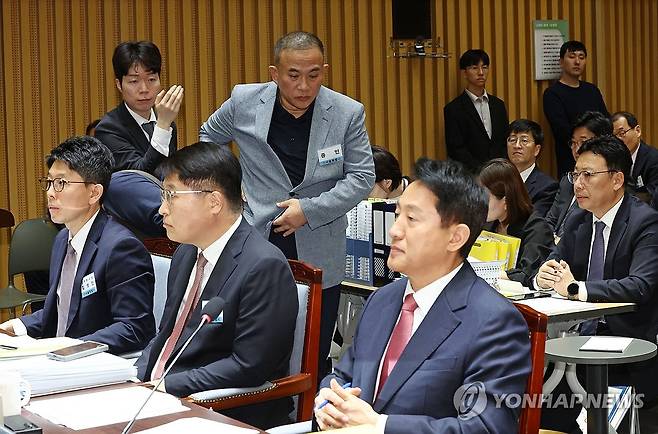 증인석으로 향하는 명태균 (서울=연합뉴스) 김인철 기자 = 정치 브로커 명태균 씨가 23일 서울 중구 서울시청에서 열린 2025년 국회 행정안전위원회 국정감사에서 의원 질의에 답변하기 위해 증인석으로 향하고 있다. 2025.10.23 yatoya@yna.co.kr