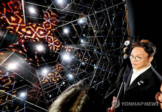 APEC 정상회의 경제 전시장, '번영의 빛' (경주=연합뉴스) 배재만 기자 = 김민석 국무총리가 23일 경상북도 경주시 엑스포공원에 마련된 APEC 정상회의 경제 전시장을 방문, 첨단미래산업관에서 '번영의 빛'을 살펴보고 있다. 2025.10.23 scoop@yna.co.kr