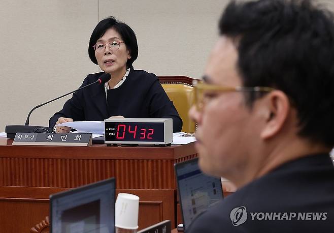 최민희 위원장 발언듣는 박정훈 의원 [연합뉴스 자료사진]