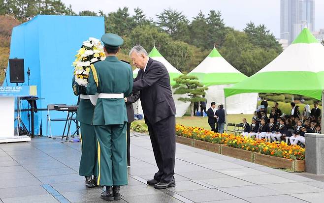 ▲ 이중근 회장이 유엔의 날 기념식에서 헌화를 하고 있다. /사진제공=부영그룹