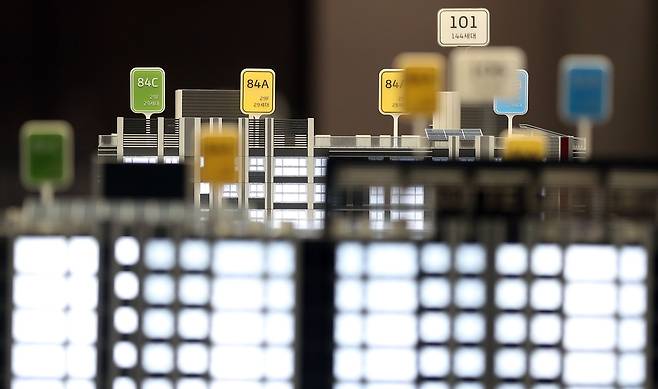 한 대형 건설사 모델하우스에 있는 아파트 모형. 사진=연합뉴스.