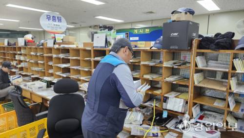 ◇이범준(51) 무흥팀장이 출근 후 바로 우편 분류 작업을 진행 중이다.
