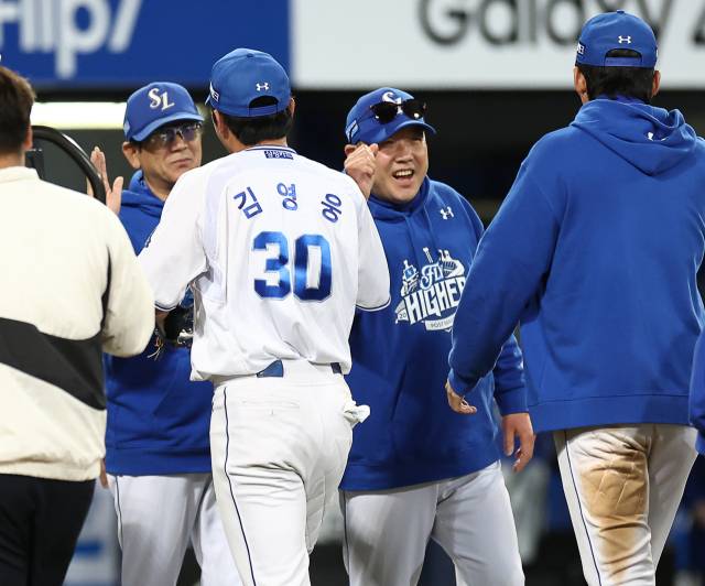 지난 22일 대구삼성라이온즈파크에서 열린 2025 KBO 포스트시즌 플레이오프 한화 이글스 대 삼성 라이온즈 4차전. 7 대 4 삼성의 승리로 경기가 끝난 후 박진만 삼성 감독이 선수들과 하이파이브를 하고 있다. 연합뉴스