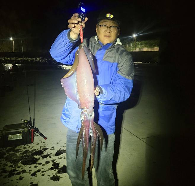 김지호 씨가 대형 무늬오징어를 보여주고 있다./울릉군 제공