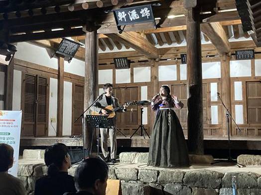 ‘K-의학 이야기와 전통국악공연이 진행된 영주 심판서 고택 모습./대구한의대 제공