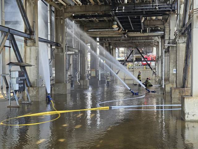 지난 17일 화재가 발생한 울산시 남구 SK에너지 수소 제조 공정에 냉각 작업을 벌이는 모습. 연합뉴스