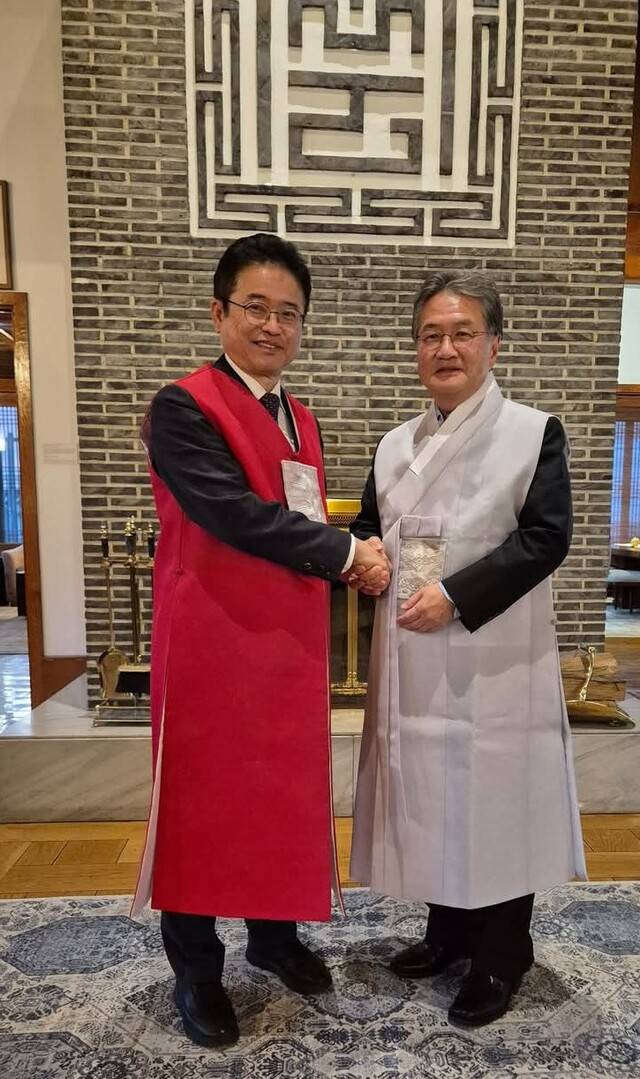 이철우 경북도지사가 지난 1월 22일 서울에서 조셉윤 주한 미국대사대리와 만나 악수하고 있다. 경북도 제공