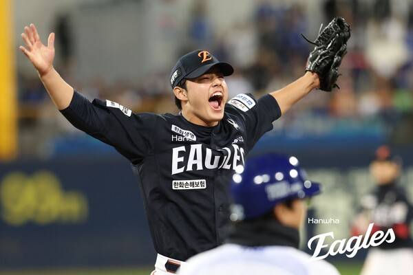 문동주가 경기를 승리로 이끌고 환호하고 있다. (사진=한화)