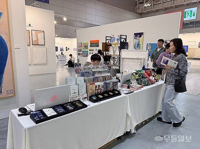 아트광주에 참여한 한국민화뮤지엄이 아트상품으로도 인기를 모으고 있다.김혜진기자 hj@mdilbo.com