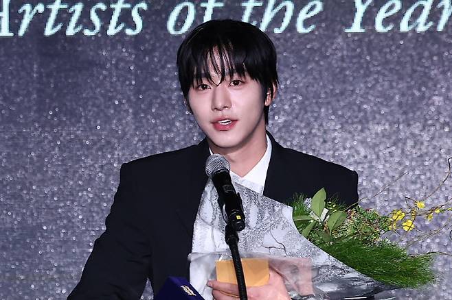 배우 안효섭이 23일 서울 강덕구 고덕동 스테이지28에서 열린 제15회 아름다운예술인상 시상식에서 신인예술인 부문을 수상한 후 소감을 말하고 있다.(사진=뉴스1)