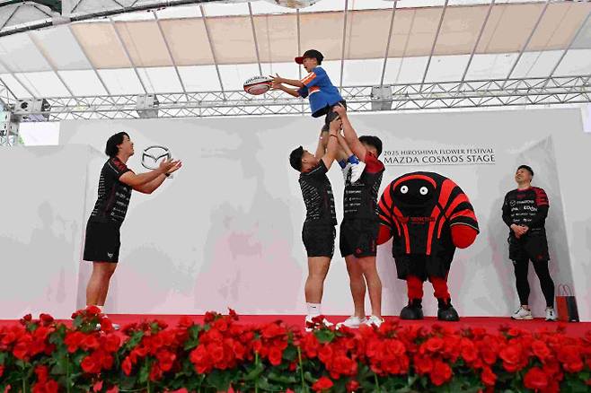 히로시마 지역 축제에 참가하는 일본 럭비 선수단(사진=마쓰다 스카이액티브스 구단)