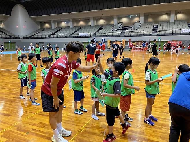지역 초등학교 체육수업에 함께 참여하는 일본 럭비 선수들(사진=마쓰다 스카이액티브스 구단)