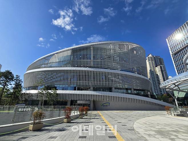 경기도서관 외부 전경. 벽면에 수직루버(부채살처럼 생긴 기둥)를 설치해 태양의 위치에 따라 햇빛을 막아주고 내부 조도를 조절하도록 설계됐다.(사진=황영민 기자)