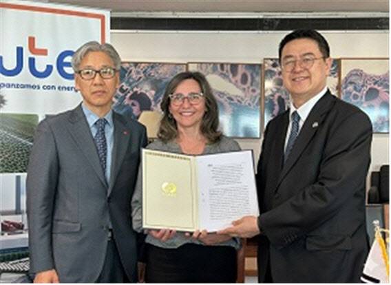 한전KPS는 23일 우루과이 전력청과 티그레 발전소 O&M사업 연장계약을 체결했다. 사진 왼쪽부터 이용범 한전KPS 우루과이지사장, 안드리아 가브레라(Andria Gabrea) 우루과이 전력청 CEO, 노원일 주우루과이 대한민국 대사 모습. (사진=한전KPS)