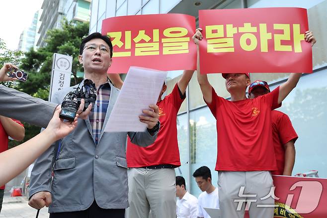 업무상과실치사상 혐의를 받는 임성근 전 해병대 1사단장이 지난 7월 29일 오전 서울 서초구 '순직 해병 특검'(이명현 특별검사) 사무실에 신속 결정 요청서를 제출하기 위해 방문했다. 2025.7.29/뉴스1 ⓒ News1 민경석 기자