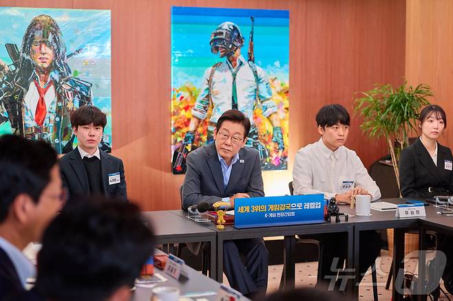 李在明（イ・ジェミョン）大統領が１５日、ソウル城東区（ソンドング）のＰＵＢＧ聖水（ソンス）で開かれたＫゲーム現地集会で出席者の発言に耳を傾けている。 (大統領府提供。転売、DB禁止) 2025.10.15/News1 ⓒ News1 イ・ジェミョン記者