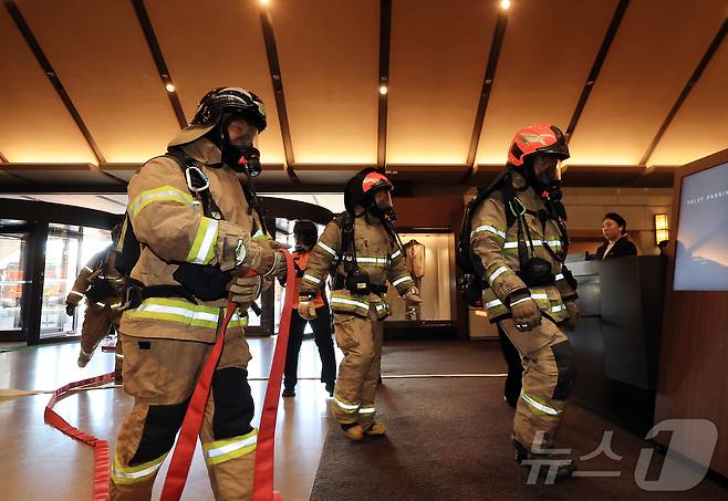 24일 오전 서울 중구 신라호텔에서 열린 '2025 중구 안전한국훈련'에서 소방대원들이 화재 진압 훈련을 하고 있다. 2025.10.24/뉴스1 ⓒ News1 김진환 기자