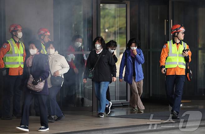 24일 오전 서울 중구 신라호텔에서 열린 '2025 중구 안전한국훈련'에서 투숙객들이 대피 훈련을 하고 있다. 2025.10.24/뉴스1 ⓒ News1 김진환 기자