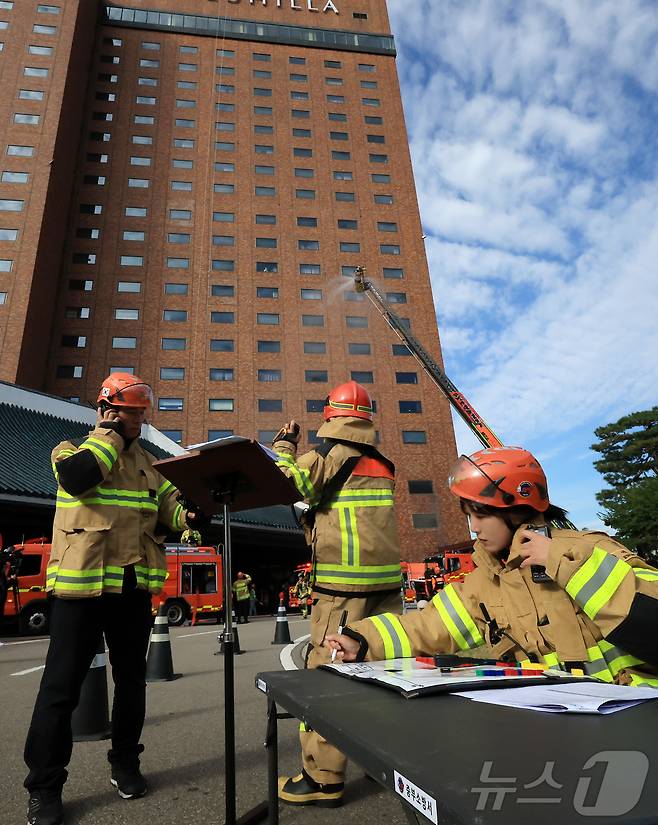 24일 오전 서울 중구 신라호텔에서 열린 '2025 중구 안전한국훈련'에서 소방대원들이 화재 진압 훈련을 하고 있다. 2025.10.24/뉴스1 ⓒ News1 김진환 기자