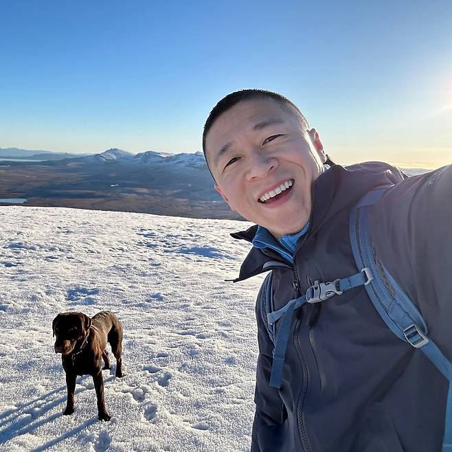 샘 스트루언의 모습. '일자리도, 살 곳도, 인맥도 없이 2012년 새로운 나라로 이주'했다고 자신을 소개하는 샘 스트루언은 같은 해 애플스토어의 '샘성' 직원으로 온라인에서 화제가 되는 당혹스러운 경험을 했다. (출처=샘스트루언닷컴)