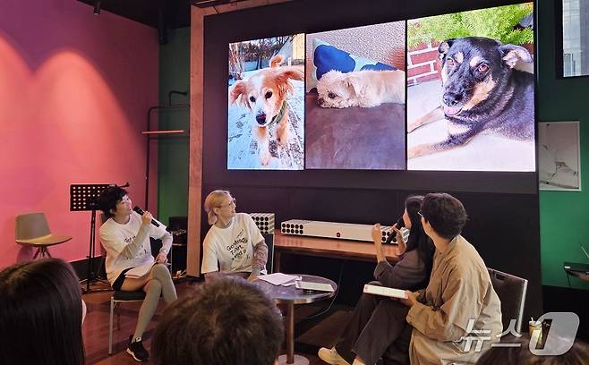 배우 이주영(맨 왼쪽)이 19일 서울 마포구에서 열린 언셀프 페스티벌에서 반려견 포토 토크를 하고 있다. ⓒ 뉴스1 한송아 기자