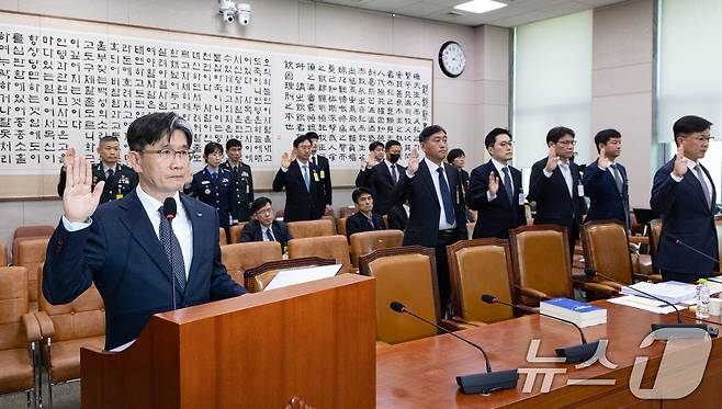 오동운 공수처장이 24일 서울 여의도 국회에서 열린 법제사법위원회 고위공직자범죄수사처 등에 대한 국정감사에 출석해 증인선서하고 있다. 2025.10.24/뉴스1 ⓒ News1 이승배 기자