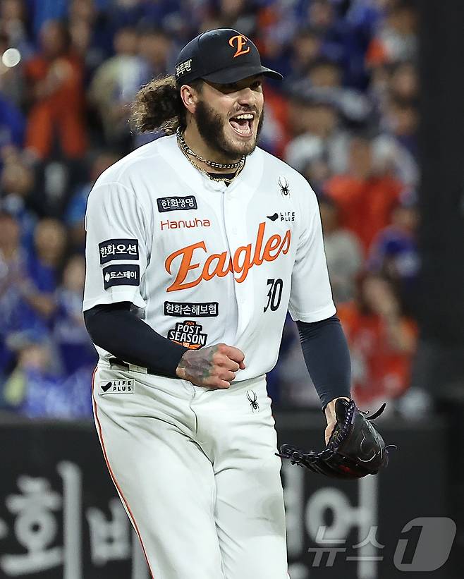 24일 오후 대전 한화생명볼파크에서 열린 프로야구 2025 신한 SOL뱅크 KBO 플레이오프 5차전 삼성 라이온즈와 한화 이글스의 경기, 한화 선발 폰세가 5회초 이닝을 실점 없이 마친 뒤 포효하고 있다. 이날 폰세는 5이닝 5피안타 9탈삼진 1실점(비자책)을 기록했다. 2025.10.24/뉴스1 ⓒ News1 김진환 기자