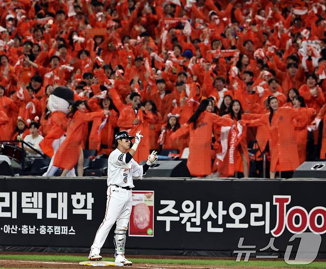 24일 오후 대전 한화생명볼파크에서 열린 프로야구 2025 신한 SOL뱅크 KBO 플레이오프 5차전 삼성 라이온즈와 한화 이글스의 경기, 한화의 5회말 무사 2,3루 상황때 채은성이 2타점 안타를 친 뒤 환호하고 있다. 2025.10.24/뉴스1 ⓒ News1 구윤성 기자