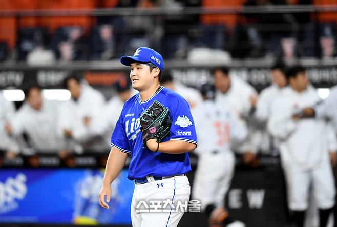 삼성 선발투수 최원태가 24일 대전 한화생명볼파크에서 열린 2025 KBO 포스트시즌 플레이오프 5차전 한화와 경기 1회말 1사2,3루 상대 노시환에 적시타를 허용한 후 아쉬워하고 있다. 대전 | 최승섭기자 thunder@sportsseoul.com