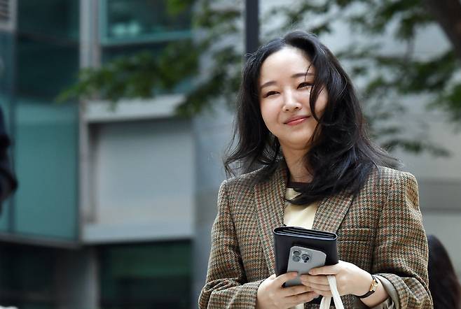 민희진 어도어 전 대표가 11일 서울 서초구 서울중앙지법에서 열린 하이브와의 주주간계약 해지 확인 및 주식매매대금 청구 소송 병행 심리에 출석하기 위해 법원으로 입장하고 있다. 사진 | 박진업 기자 upandup@sportsseoul.com